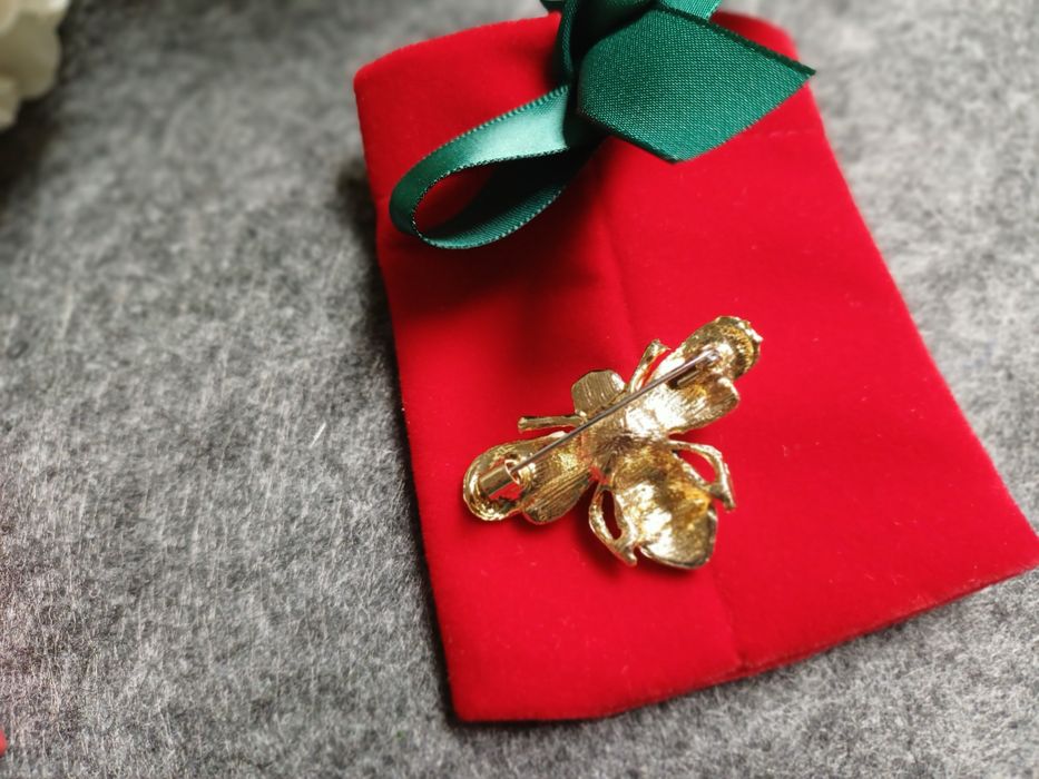 Pregadeira Broche  Nova ( abelha) + bolsa veludo