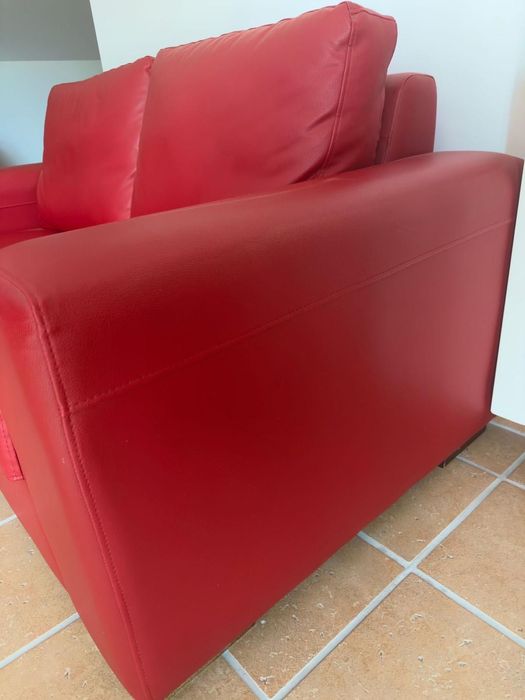 Sofá de pele de cor vermelho
