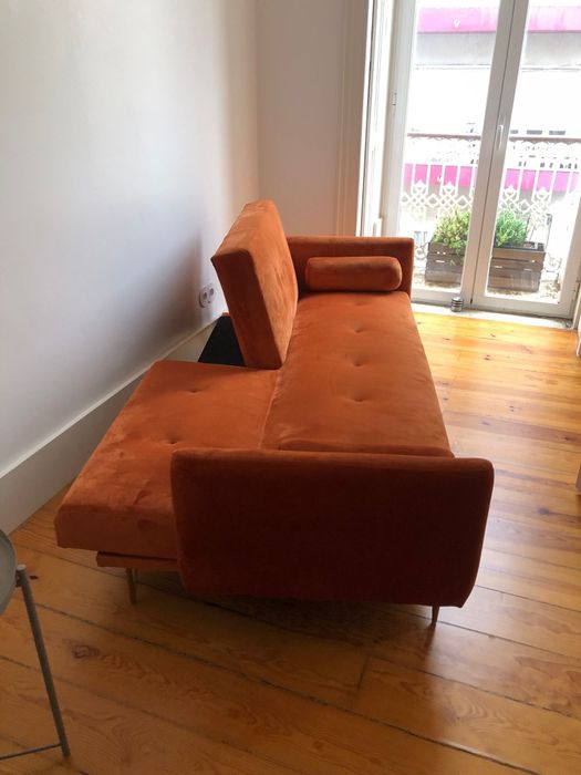 Sofá-cama laranja oscuro