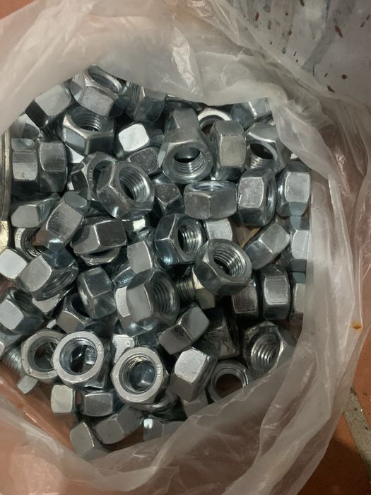 Parafusos novos  e porcas