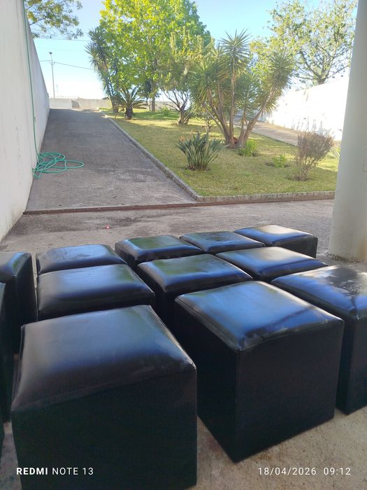 13 Banquinhos / Puffs Pretos