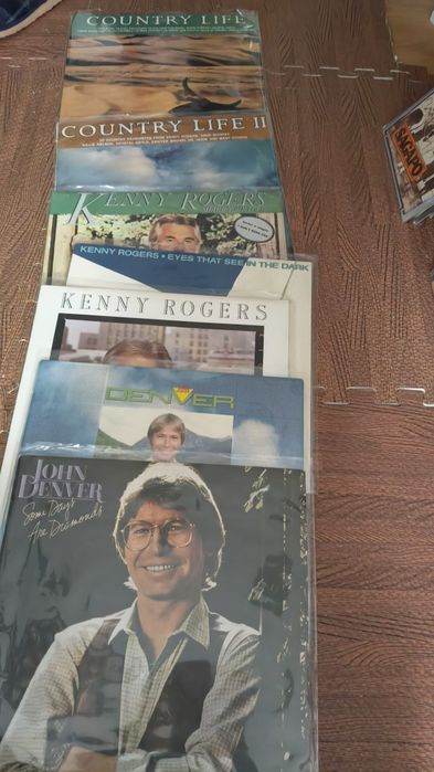 Lote Discos 
Kenny Rogers 
John Denver 
Vários Country Life
Capas e discos bom estado