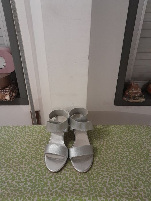 Vendo Sandálias de Senhora VIGI muito bonitas como novas