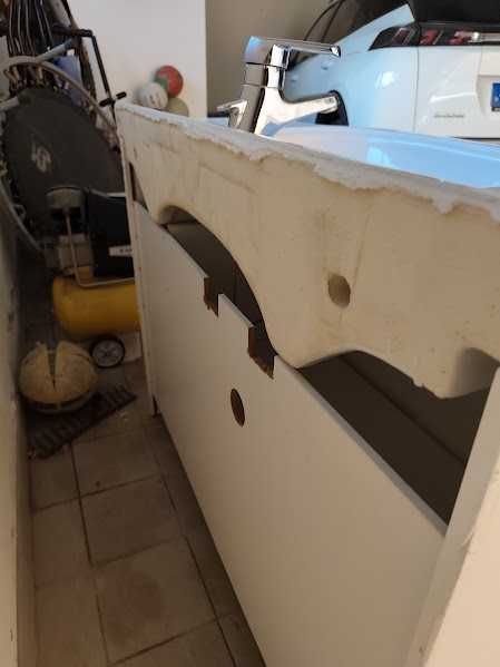 Móvel Branco WC e Lavatório em razoável estado