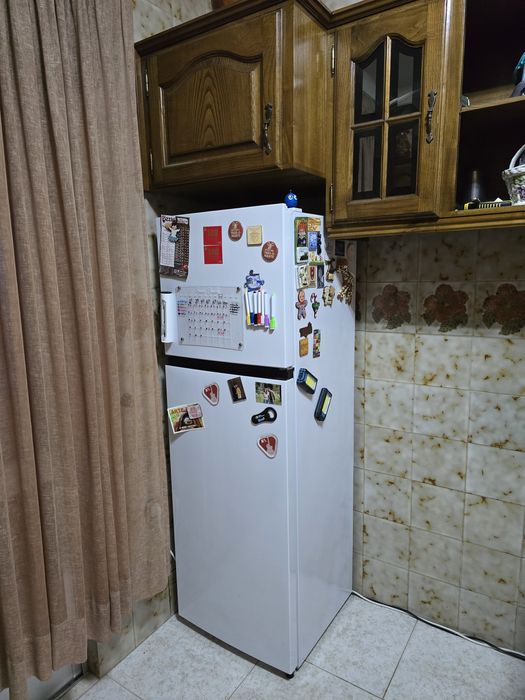 Quarto completo, máquina de lavar roupa e frigorífico