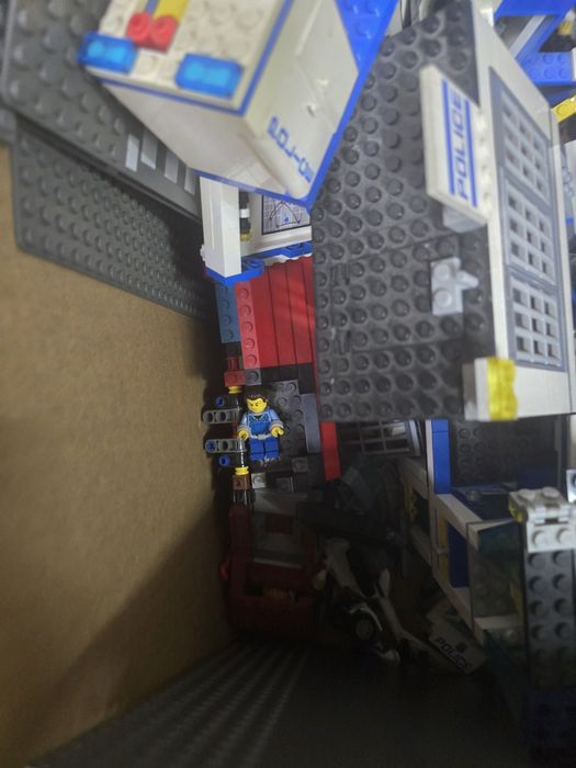 Duas caixas de legos, cheias de legos