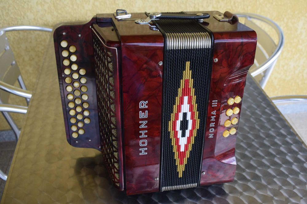 Hohner Norma III 3 voz Fa# La3 Re#