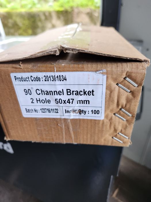 Vários tipos buchas e parafusos