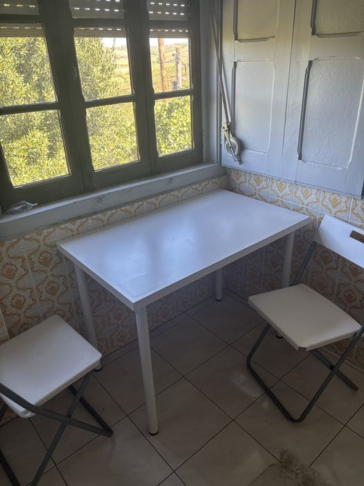 Mesa com 2 cadeiras