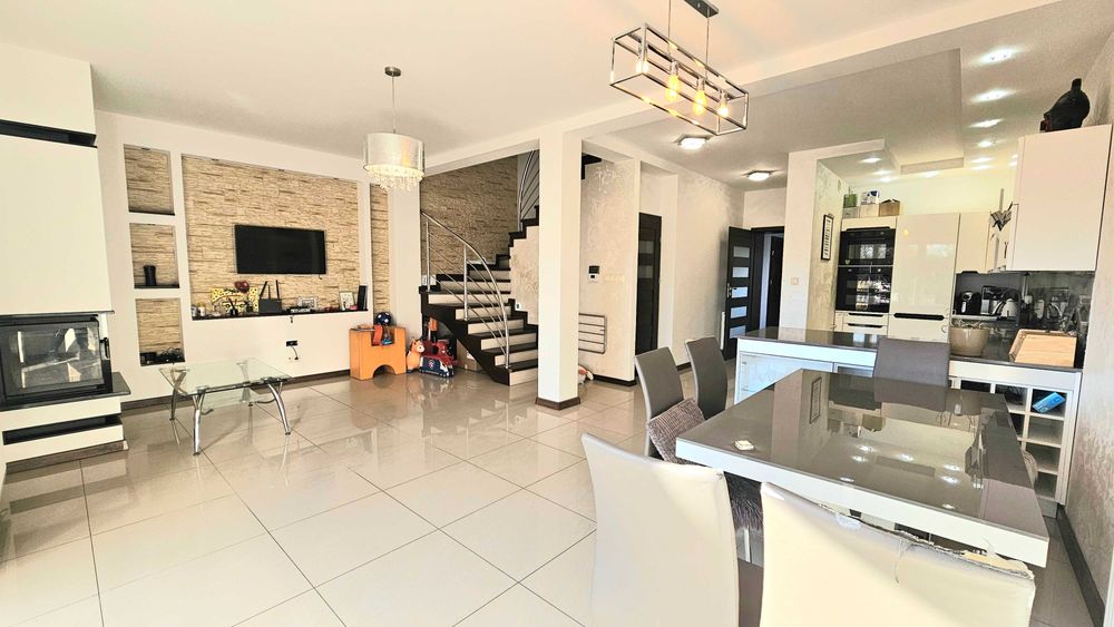 Nowoczesny segment w Skierniewicach - garaż, fotowoltaika, ogród!