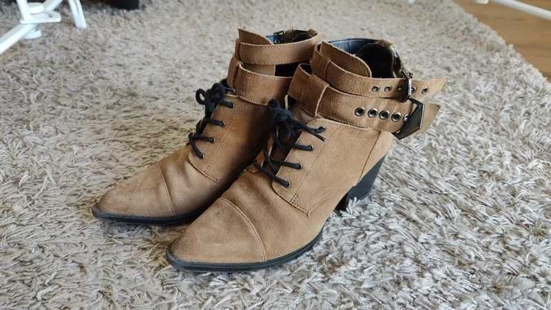 Botas pele cowboy 41
Pouco uso
Bershka