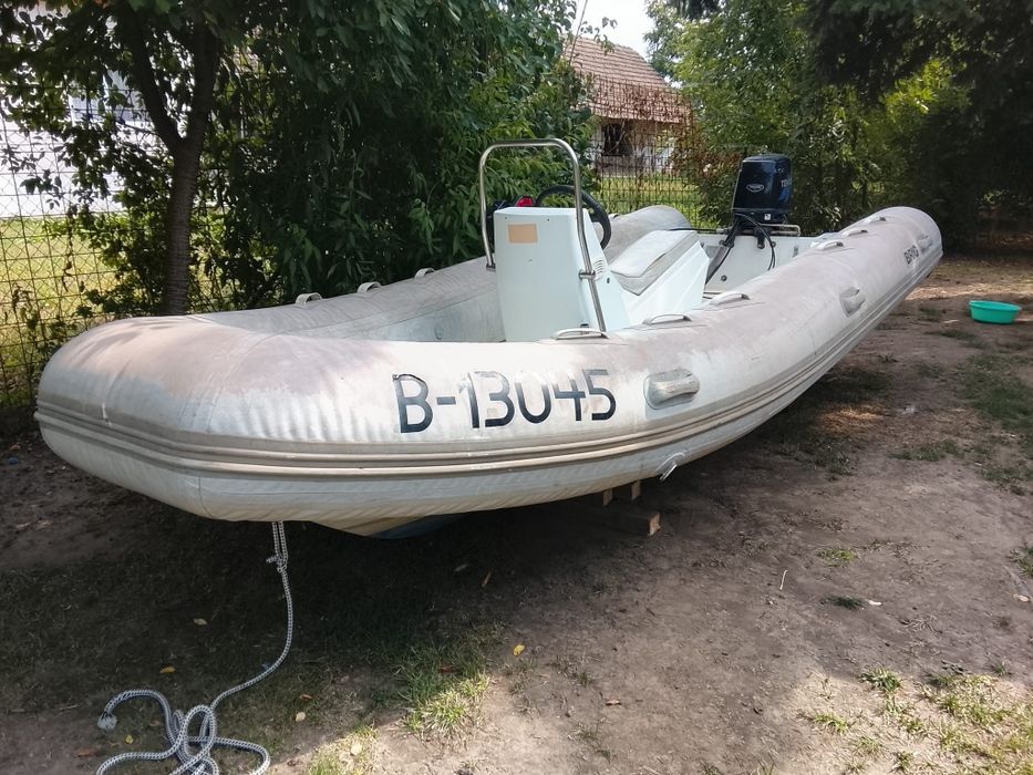 Моторний човен .