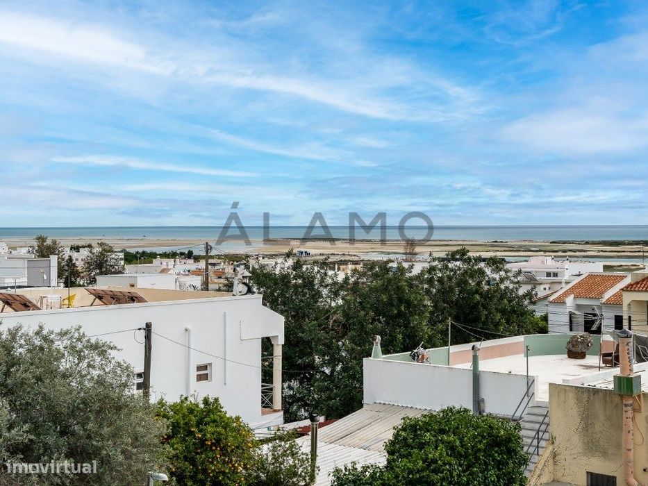 Moradia V3 em Banda com piscina privativa na Fuseta