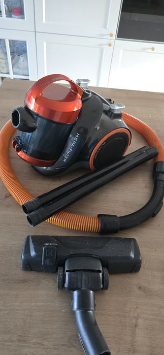 Malutki mocny odkurzacz bezworkowy Bomann BS9022 o mocy 700W.