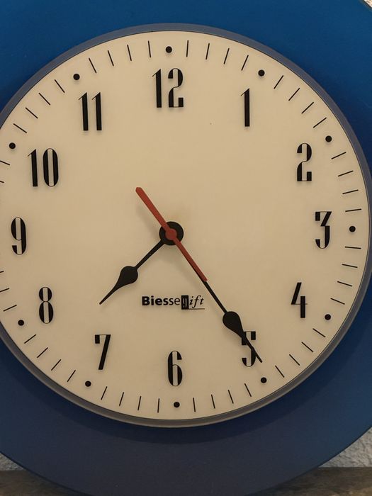 Relogio com ponteiro partido