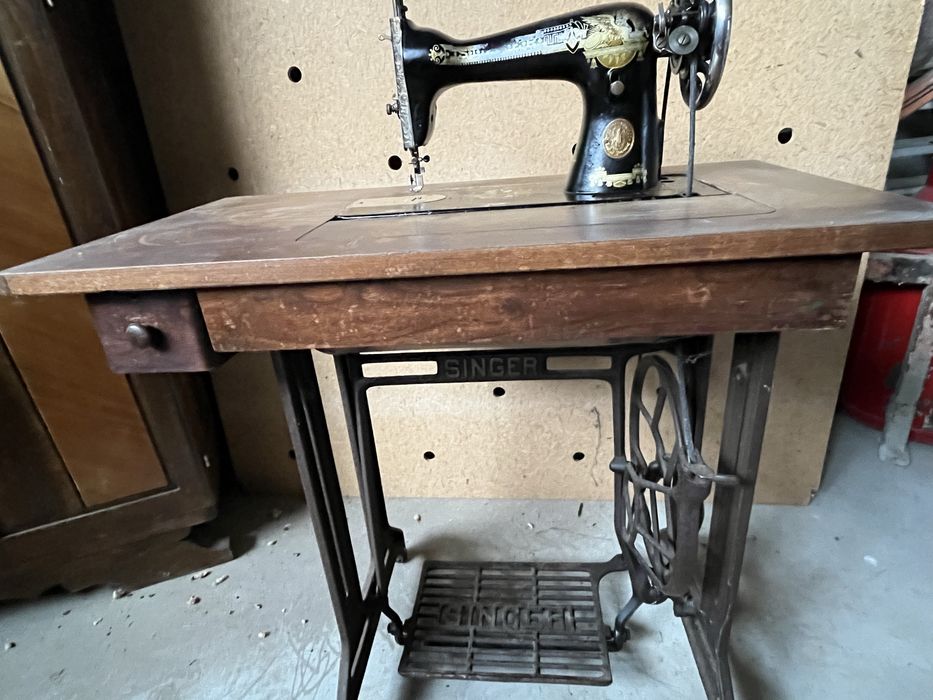 Máquina de costura Singer original de pedal – completa e antiga