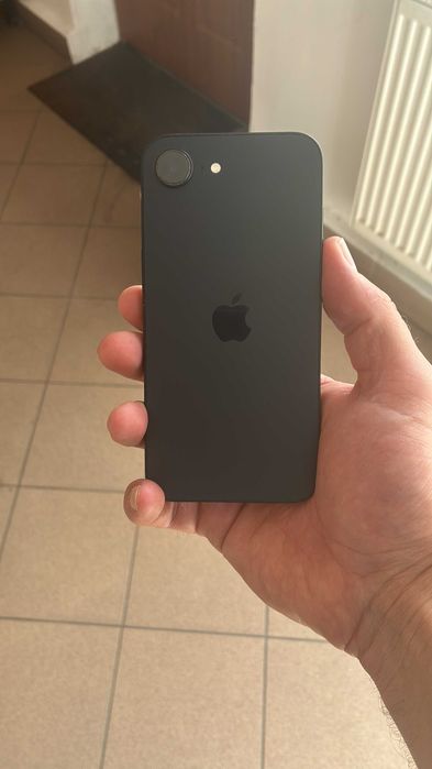 Telefon Iphone 16e.