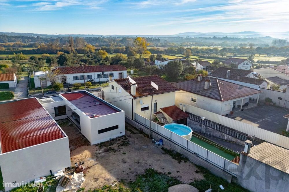 Moradia com Piscina e Jardim Privado em Belide — Espaço, Privacidade e