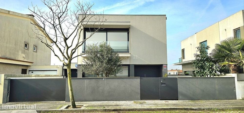 Moradia Moderna com Quatro Quartos em Beiriz