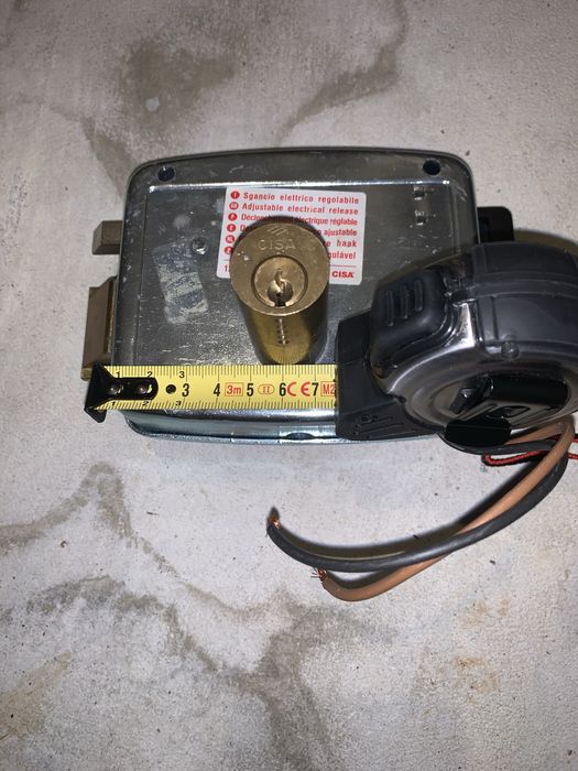 Fechadura eléctrica CISA + acessórios para portão