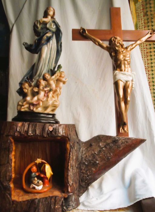 Altar e presépio montado em coluna de madeira de ferro, peça única de rara beleza
