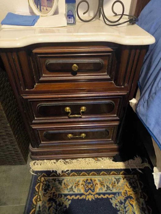 Cama de casal e mesas de cabeceira