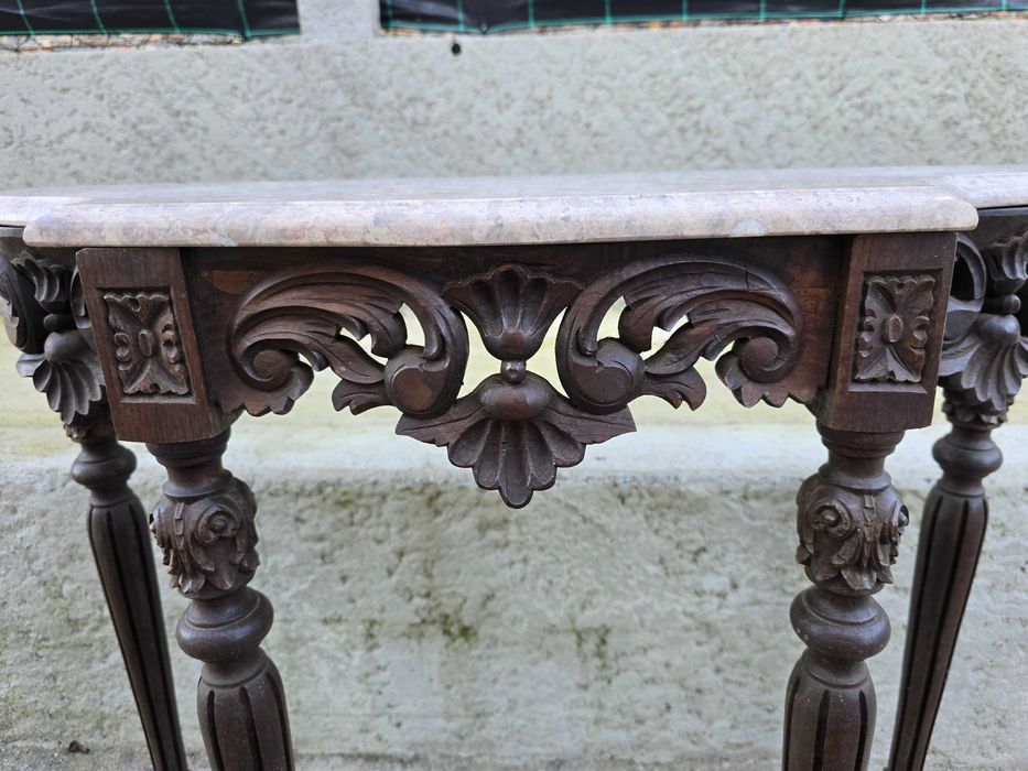 Credência antiga com pedra em mármore