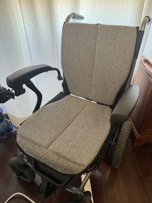 Cadeira de rodas elétrica dobrável Mobiclinic Mara