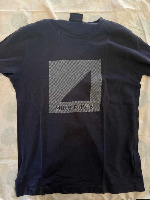 T-shirt Mike Davis azul – quadrado diagonal