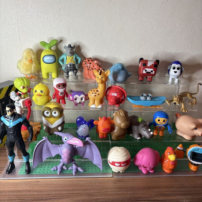 Фігурки різних персонажей героїв