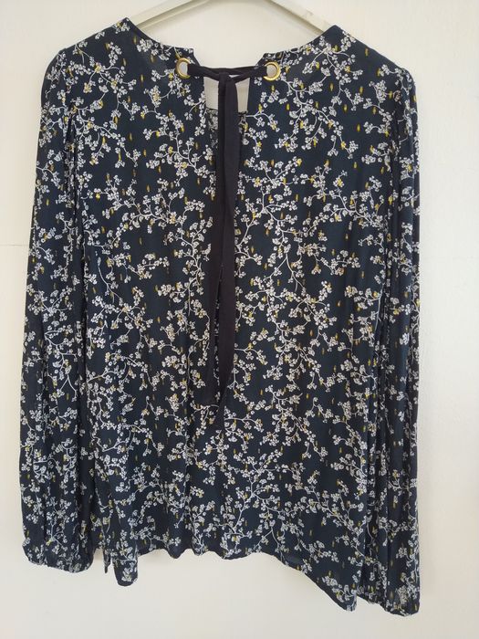Blusa flores e apontamentos dourados - Tamanho M