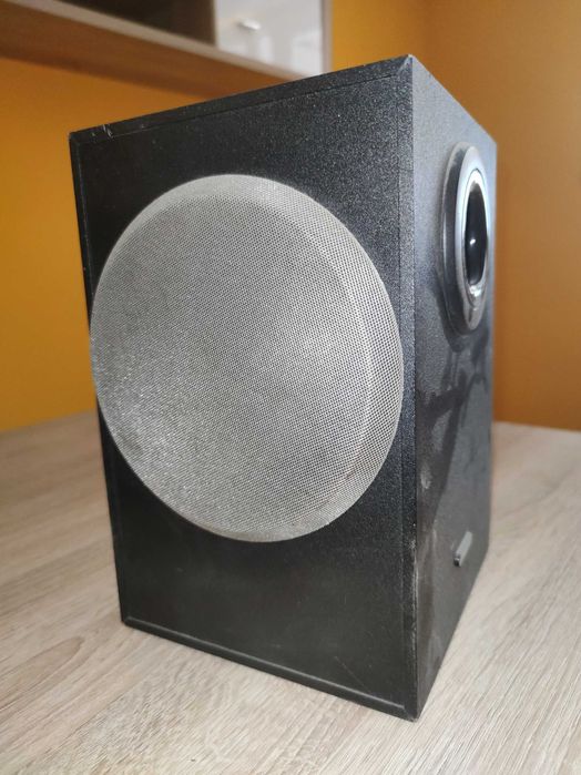 Subwoofer bas tuba z głośnikami i kablami
