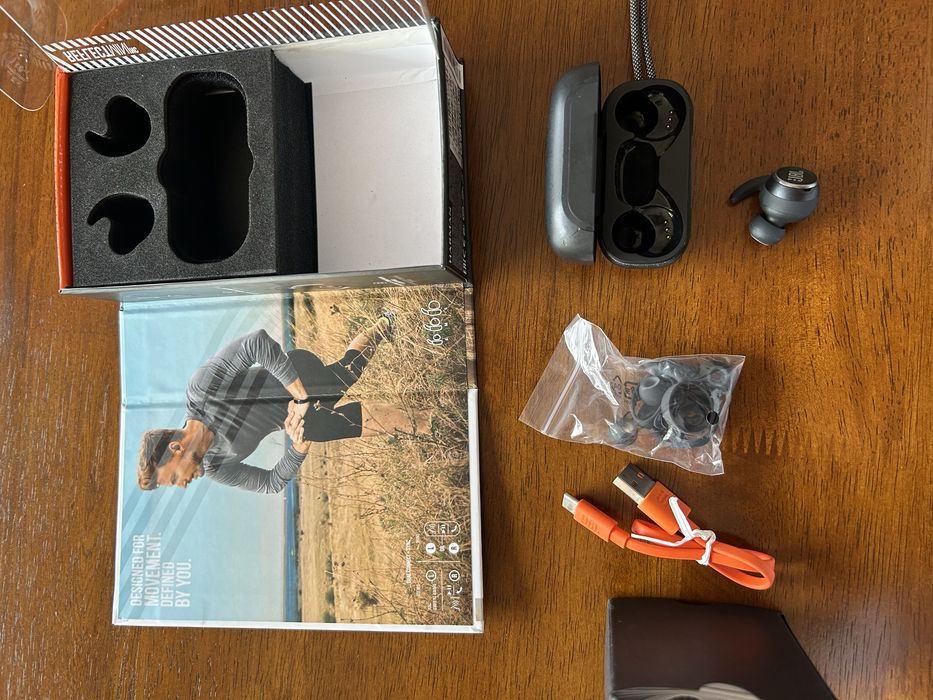 JBL Headphones (one missing)64309941334401121