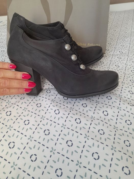 Botins em Pele genuína Sílvia  Rebatto tamanho 39. Estilo gótico.