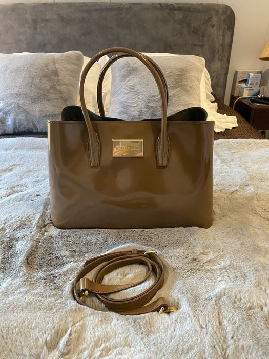 Mala bege com acabamentos em dourado. Marca Bimba y Lola