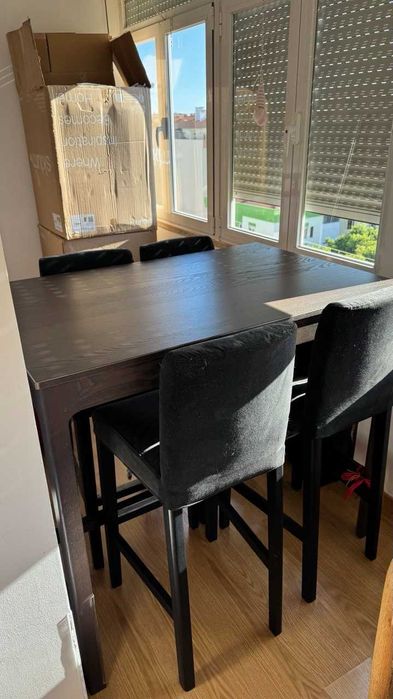 Mesa de jantar alta e 4 cadeiras IKEA