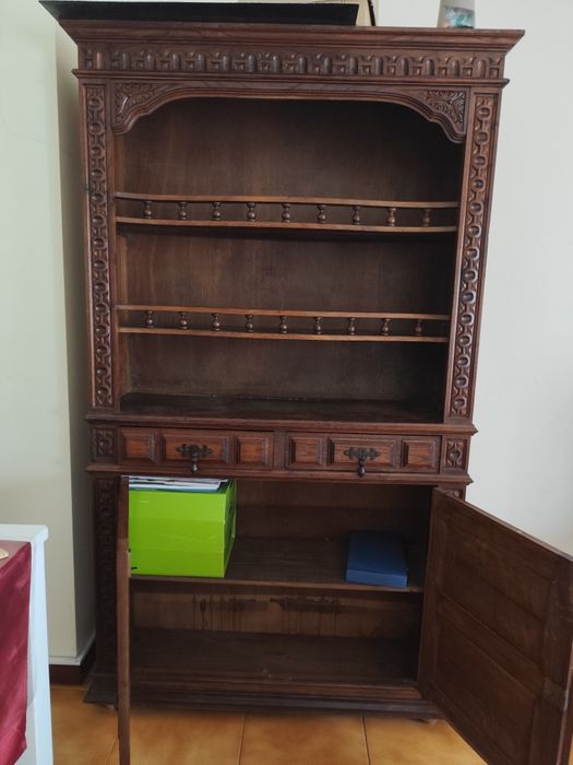 Armário antigo para restaurar.