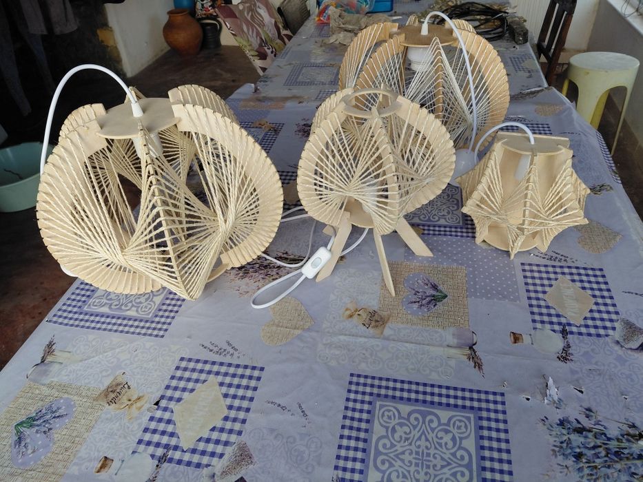 Cadeeiros artesanais em madeira e corda