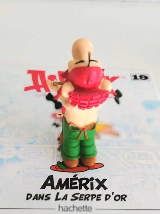 Figura Asterix com livro Amerix uderezo