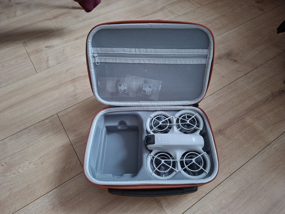 Dron DJI Neo z pokrowcem