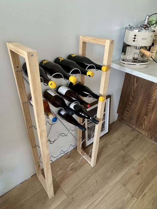 Sosnowy stojak na wino