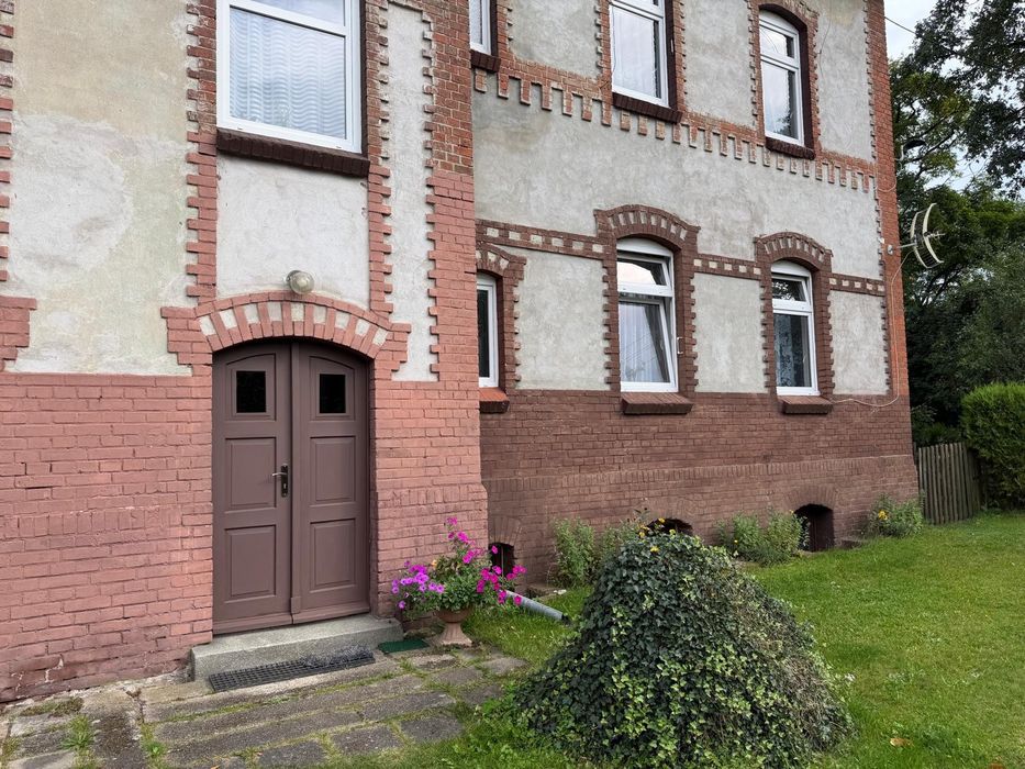 Na sprzedaż bezczynszowe mieszkanie o powierzchni 60,4 m², położone w kamienicy w Lesznie Górnym.