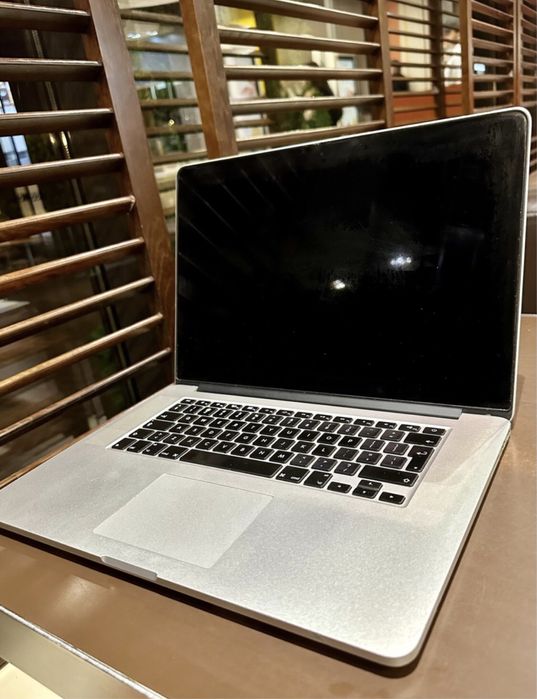2015 Apple Macbook Pro 15 Retina A1398 i7 2.8GHz SSD 1TB R9 Radeon 2GB