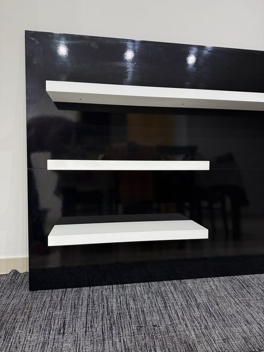 Painel de parede com prateleiras