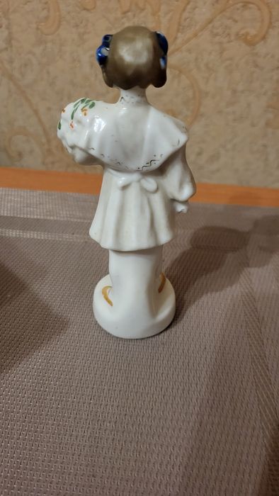 Статуетка "Школьница"