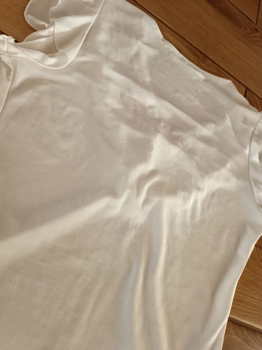 Śmietankowe body koronka falbanki