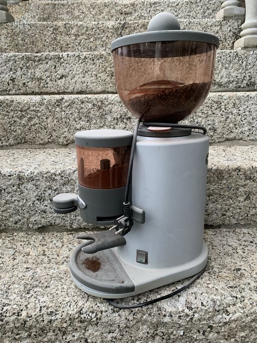 Moinho de cafe com mós grandes