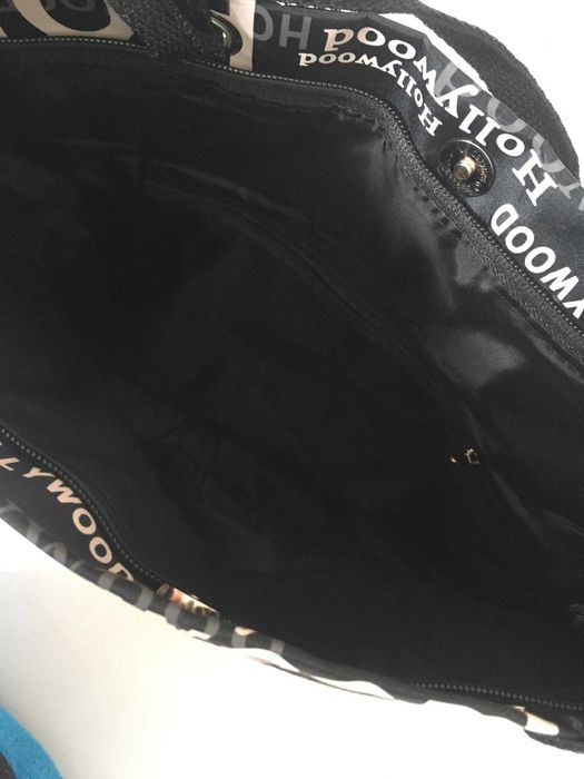 Saco Preto, Branco e Vermelho a dizer HOLLYWOOD