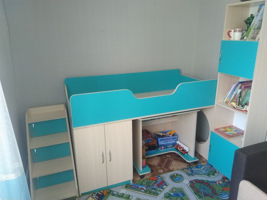 Кровать-чердак с выдвижным столом