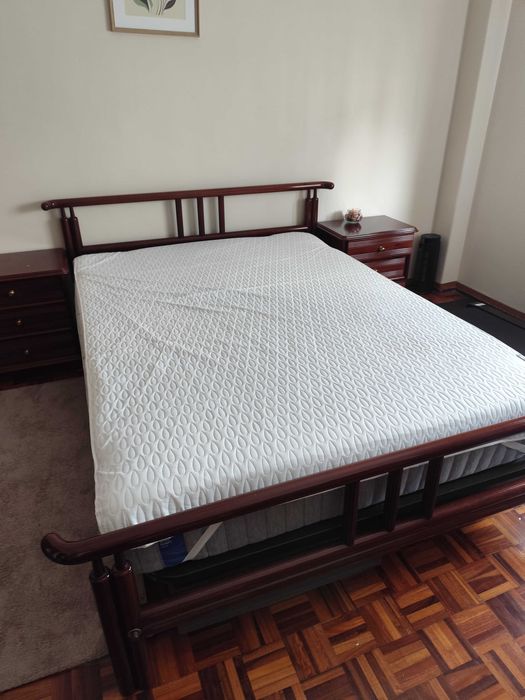 Cama casal com 2 mesinhas